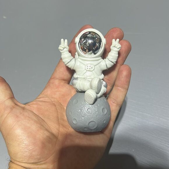 Astronaut Decorative Figure - Picture 5 of 6